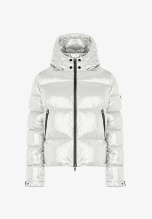 Giacca puffer metallica argento con design corto, cappuccio, zip nera, bottoni a pressione e tasche laterali. Texture liscia e lucida.
