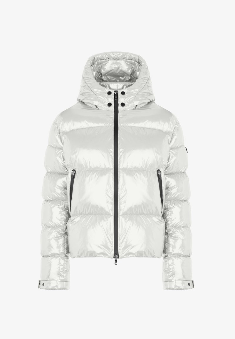 Giacca puffer metallica argento con design corto, cappuccio, zip nera, bottoni a pressione e tasche laterali. Texture liscia e lucida.