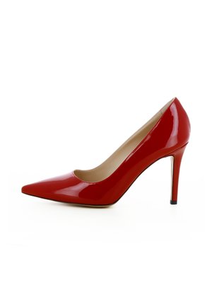 Glänzender roter Lackleder-Pumps mit spitzer Kappe und schlankem Stiletto-Absatz, seitlich auf weißem Hintergrund gesehen.