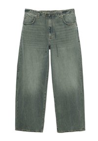 Széles szárú, elhalványult kék farmernadrág elülső zsebekkel, övhurkokkal és elülső megkötős záródással, fehér háttéren bemutatva.