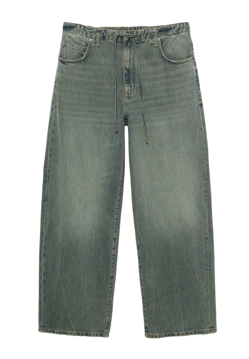 Széles szárú, elhalványult kék farmernadrág elülső zsebekkel, övhurkokkal és elülső megkötős záródással, fehér háttéren bemutatva.