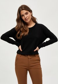 Unselected, black