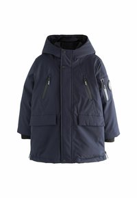 Parka azul marino con capucha, que presenta dos bolsillos frontales, un bolsillo en el pecho con cremallera y puños acanalados. Fabricada con material resistente a las inclemencias del tiempo.