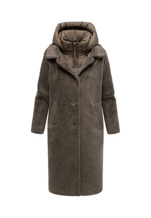 Cappotto lungo, grigio scuro e peloso, con cappuccio imbottito, chiusura con bottoni e tasche laterali. La texture appare morbida e calda, adatta per climi più freddi.