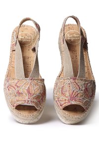 Sandali con zeppa in sughero beige, open toe e cinturini elastici. Presentano ricami floreali rosa e argento sulla parte superiore. Suola con texture a corda.