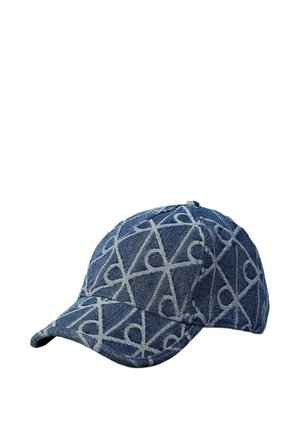 Casquette de baseball en denim bleu avec des motifs géométriques et des lettres gris clair brodés sur tout le tissu.