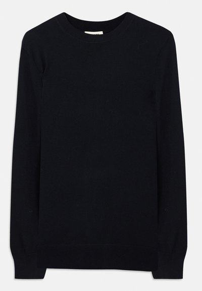 Schwarzer Strickpullover mit langen Ärmeln, Rundhalsausschnitt, gerippten Bündchen und Saum. Glatte Textur, schlichtes Design ohne Muster oder Akzente.