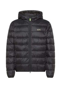 Giacca a vento nera con zip frontale, cappuccio e polsini elasticizzati. Presenta cuciture orizzontali e un piccolo logo verde sul petto.