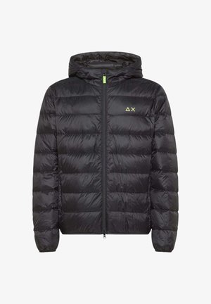 Giacca a vento nera con zip frontale, cappuccio e polsini elasticizzati. Presenta cuciture orizzontali e un piccolo logo verde sul petto.