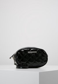 Borsa ovale in pelle verniciata nera con motivo trapuntato, chiusura con zip e tracolla rimovibile. Caratterizzata da dettagli in hardware argentato.