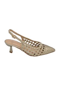 Chaussure slingback tissée beige avec un bout pointu et un talon métallique bas. Présente un design en tissage ouvert et une bride réglable avec boucle.