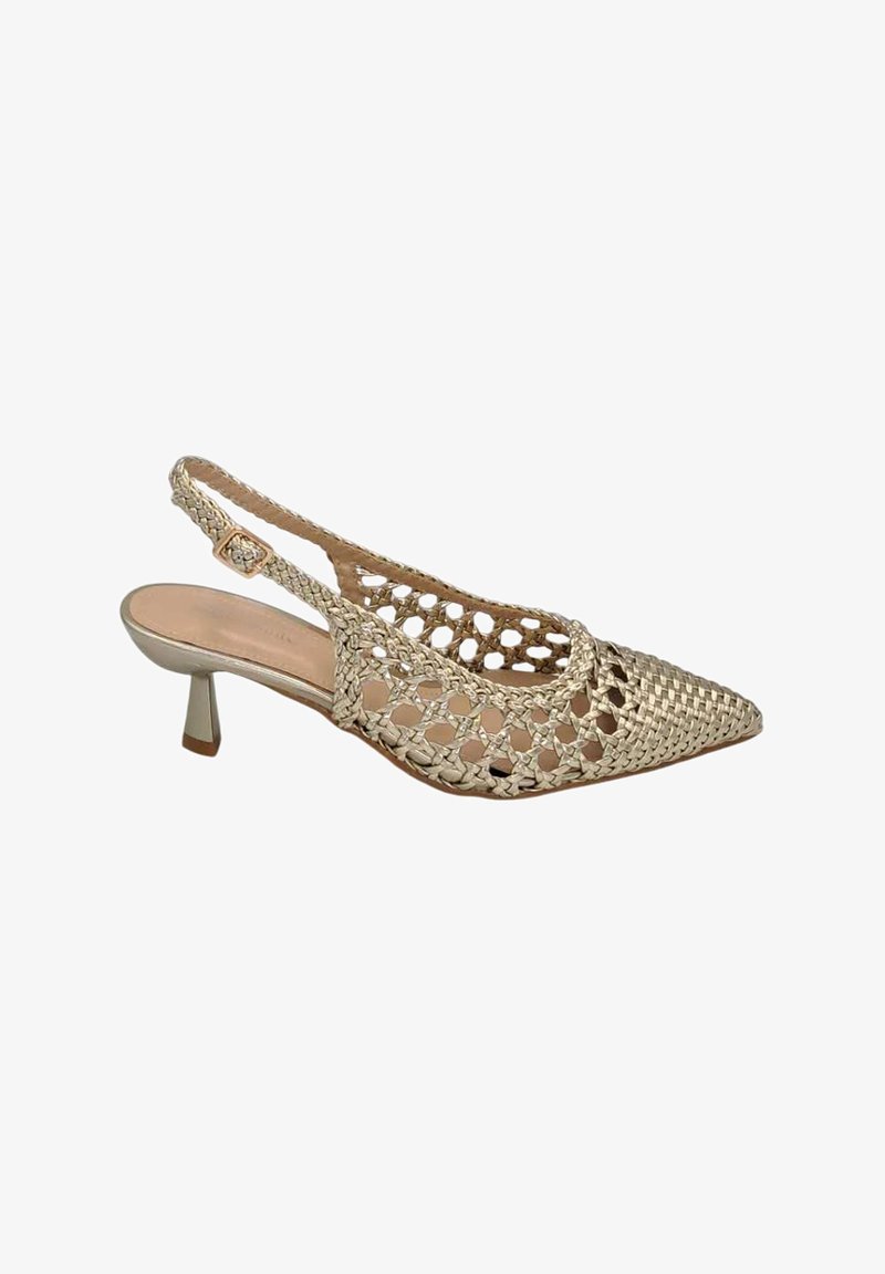 Chaussure slingback tissée beige avec un bout pointu et un talon métallique bas. Présente un design en tissage ouvert et une bride réglable avec boucle.