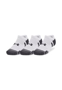 Drei Paar niedrig geschnittene Socken in Weiß und Schwarz. Hergestellt aus einem weichen Material, mit einem schwarzen Logo und gestreiften Akzenten am Bund und an der Zehe.