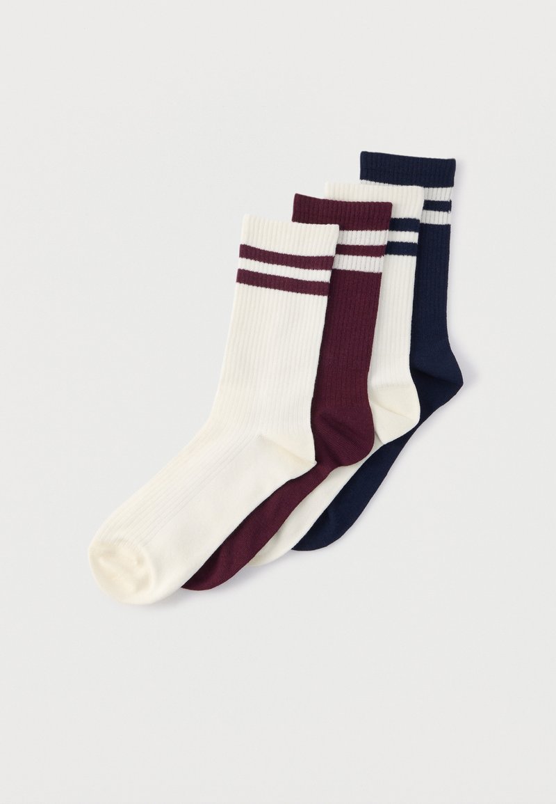 Fire ribbestrikkede ankelstrømper i skiftende farver creme, bordeaux og marineblå, hver med to vandrette striber nær toppen.