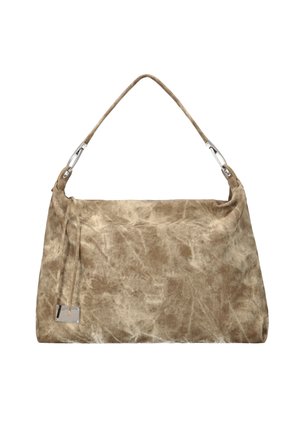 Blød beige ruskind skuldertaske med et enkelt buet håndtag, sølv hardware og en lille firkantet metalmærke på siden.