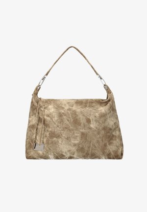 Blød beige ruskind skuldertaske med et enkelt buet håndtag, sølv hardware og en lille firkantet metalmærke på siden.