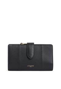 Portafoglio in pelle nera con superficie texture, chiusura magnetica e logo in rilievo dorato. Presenta più scomparti per carte e una tasca con zip.
