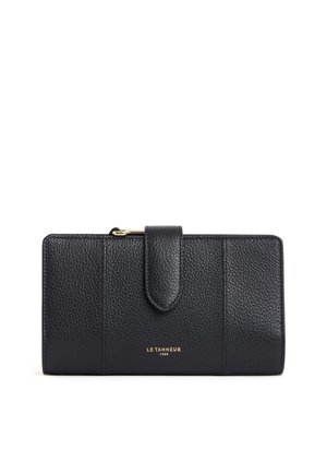 Portafoglio in pelle nera con superficie texture, chiusura magnetica e logo in rilievo dorato. Presenta più scomparti per carte e una tasca con zip.