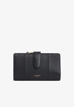Portafoglio in pelle nera con superficie texture, chiusura magnetica e logo in rilievo dorato. Presenta più scomparti per carte e una tasca con zip.