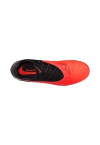 Κόκκινο και μαύρο αθλητικό παπούτσι Nike Phantom με υφή πάνω μέρος και μαύρα κορδόνια, σε λευκό φόντο, από ψηλά.