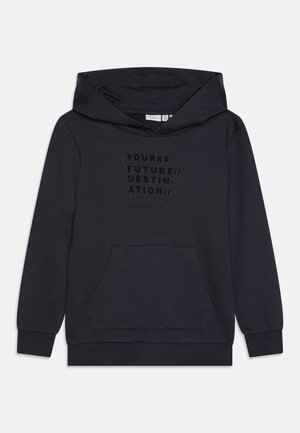 Sweat à capuche noir avec poche avant et texte discret indiquant « YOUR## FUTURE DESTINATION » sur la poitrine.