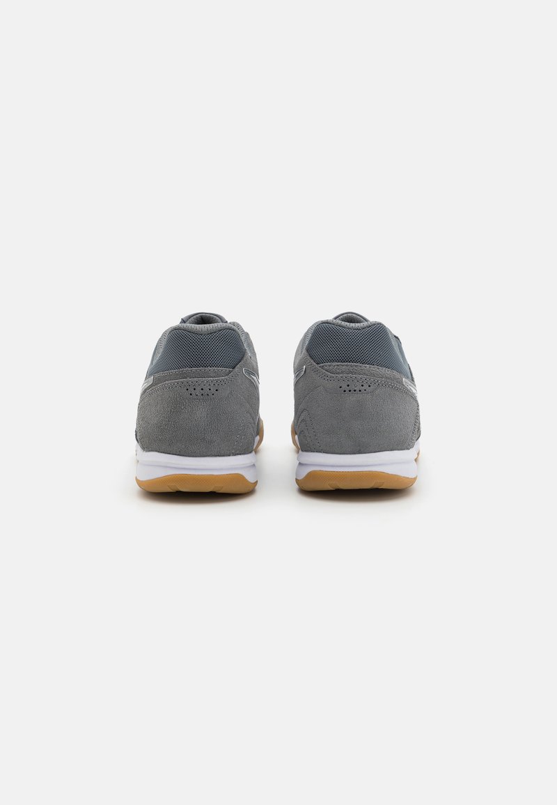 Grijze suede en mesh sport schoenen met een witte tussenzool en rubberen gum buitenzool, met een laag profiel en geperforeerde accenten.