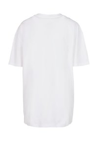 Bela bombažna majica z ohlapnim krojem, kratkimi rokavi in klasičnim oblikovanjem okroglega ovratnika ter gladko teksturo.