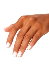 Main à la peau bronzée présentant des ongles courts et soigneusement manucurés d'une couleur blanche unie. Texture lisse et forme ovale avec une finition nette.