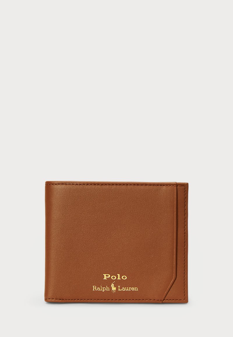 Cartera de cuero marrón con una superficie texturizada, bordes cosidos y un logo en relieve dorado. Incluye un compartimento para tarjetas en la parte frontal.