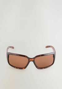 Gafas de sol marrón carey con montura rectangular, lentes tintados marrones y patillas curvadas. Presentan una textura de plástico suave y no tienen herrajes visibles.