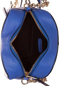 Borsa a mano in pelle blu dalla forma rotonda, con zip dorata, esterno testurizzato e tracolla a catena. All'interno presenta una fodera nera e un'etichetta del marchio.
