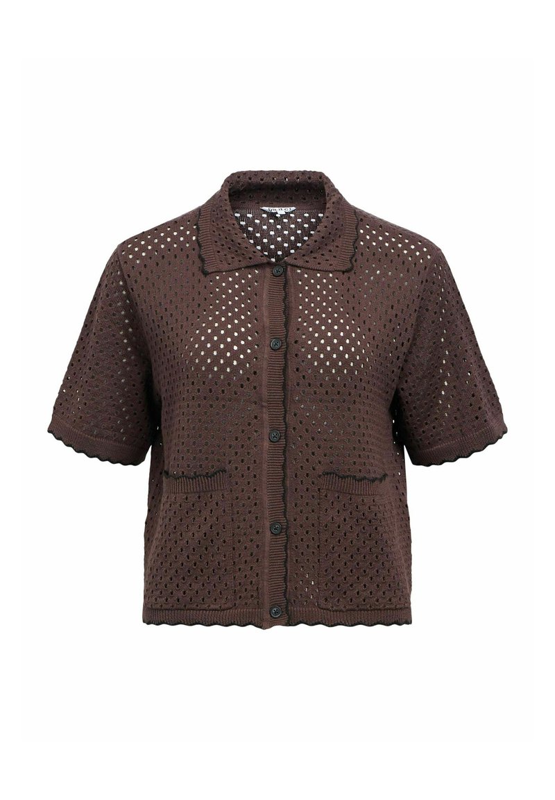 Brązowa krótka kardiganka z pomocą z dzianiny, z przodem zapinanym na guziki, małym kołnierzykiem, falbaniastymi brzegami, dwoma przednimi kieszeniami i ażurowym wzorem na całej powierzchni.