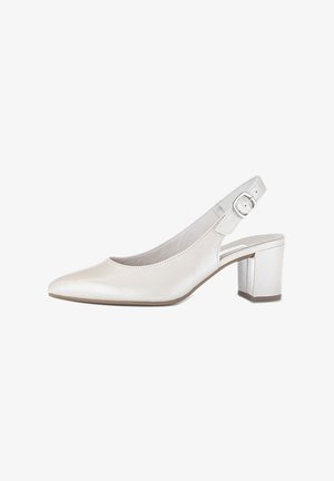 Beige lakleren slingback schoen met een spitse neus, verstelbare gespsluiting en een middelhoge blokhak. Gladde textuur en strakke design.