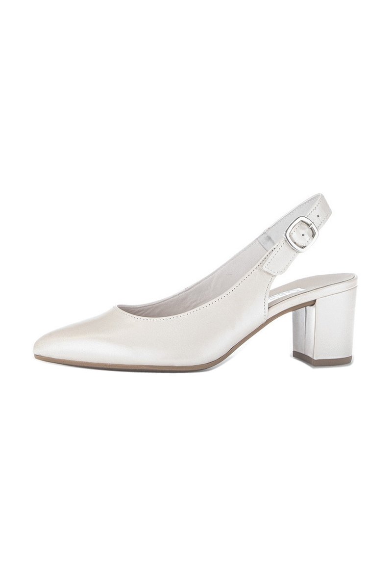 Beige lakleren slingback schoen met een spitse neus, verstelbare gespsluiting en een middelhoge blokhak. Gladde textuur en strakke design.