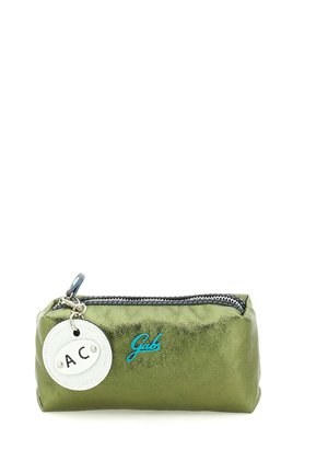 Bustina rettangolare verde oliva con cerniera, logo blu "Gabs" e portachiavi rotondo bianco con la scritta "AC".