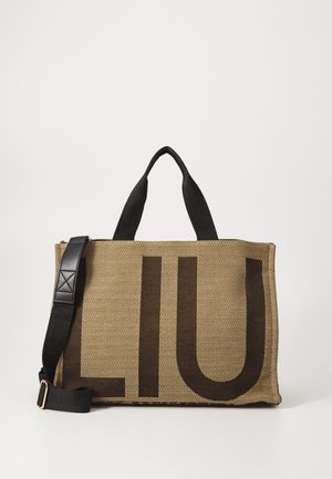 Sac fourre-tout en toile beige avec logo "LIU" marron foncé. Dispose de deux poignées supérieures et d'une sangle noire amovible avec des accents en métal.