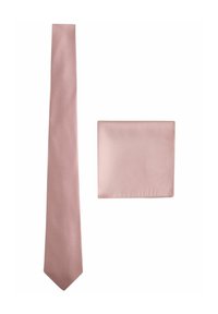 Cravate en soie rose et pochette assortie, tous deux présentant une texture lisse et un design en couleur unie. La cravate a une extrémité pointue.