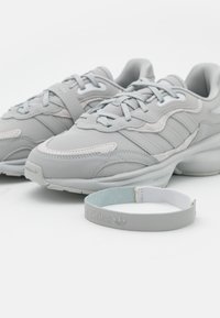 adidas Originals ZENTIC  - Sporta apavi - stone/dash grey/core black