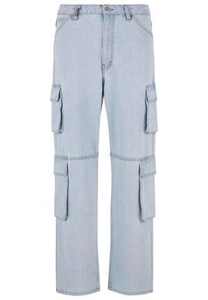 Gaiši zili džinsu bikses, kurām ir vairāki sānu kabatas, brīva piegriezuma, un redzama šuvju detaļa.