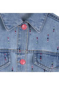 Τζιν μπουφάν με κλασικό γιακά, διακοσμημένο με πολύχρωμες χάντρες και κόκκινο κουμπί με γκλίτερ. Απλές ραφές και δύο τσέπες στο στήθος.