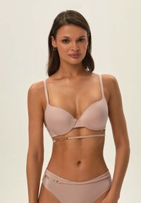 Jasnoróżowy, wyściełany stanik z regulowanymi ramiączkami, z dekoracyjnym paskiem i złotymi akcentami. Gładki materiał, bezszwowy design.