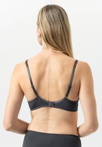 Grijze bh met verstelbare bandjes en bloemaccenten. Glad stof, beugelondersteuning en haak- en oogsluiting op de achterkant.