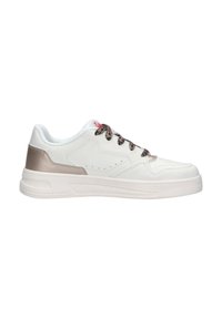 Sneaker bianca con tomaia in pelle liscia, dettagli rosa, lacci con stampa leopardata e contrafforte in metallo dorato. Suola piatta in gomma.
