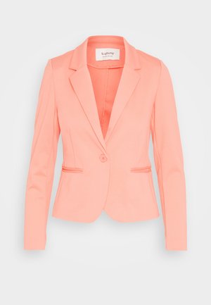 Koraalblazer gemaakt van een soepele stof, met een enkele knoopsluiting, gesneden revers en zijzakken met dunne afwerking. Ontworpen met een getailleerde pasvorm.