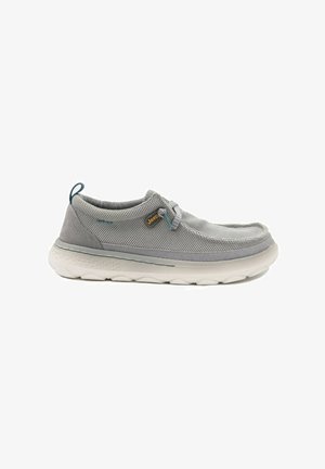 Sneaker grigia in rete con punta rotonda, design slip-on, suola chunky bianca e un piccolo accent blu sul tallone. Presenta il marchio Jeep.