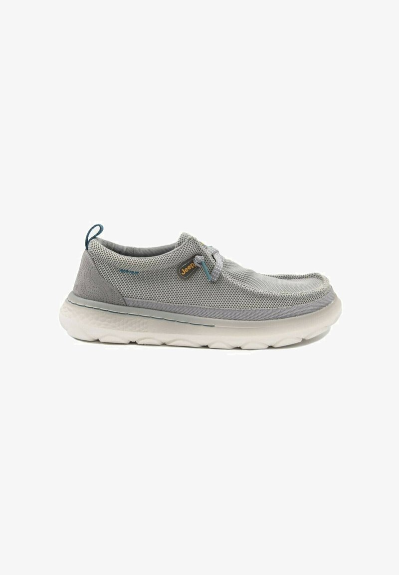 Sneaker grigia in rete con punta rotonda, design slip-on, suola chunky bianca e un piccolo accent blu sul tallone. Presenta il marchio Jeep.