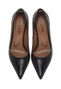 Tacones altos de cuero negro con un diseño de punta afilada, textura suave y un escote bajo. Las plantillas muestran un color marrón claro en contraste.