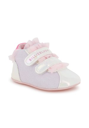 Petite chaussure de bébé rose et blanche avec tissu scintillant, deux bandes velcro, tulle rose à volants, et nom de la marque "BILLIEBLUSH" sur la sangle.