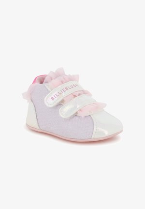 Petite chaussure de bébé rose et blanche avec tissu scintillant, deux bandes velcro, tulle rose à volants, et nom de la marque "BILLIEBLUSH" sur la sangle.