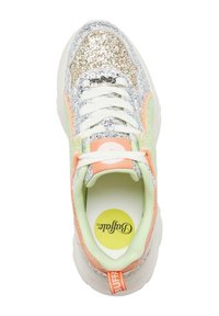 Kimalteleva hopea- ja kultainen lenkkari, jossa pastellioransseja ja vihreitä yksityiskohtia, pyöreä kärki, nauhakiinnitys ja pehmustettu pohjallinen.